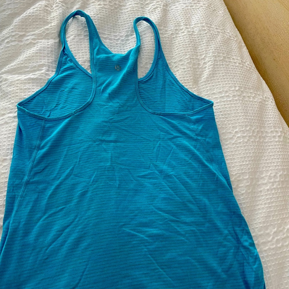 Tank top barely worn relaxes fit great item with leggings or shorts